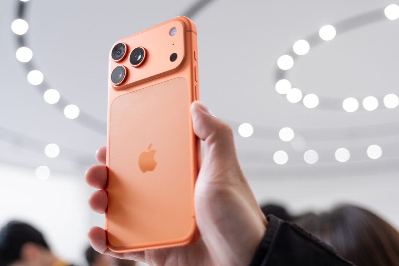 Ai chê thì chê nhưng phải thừa nhận, có một điều chỉ Apple làm được: Mỗi lần iPhone ra mắt là một cơn sốt màu sắc, cả thế giới "phát cuồng"- Ảnh 3.