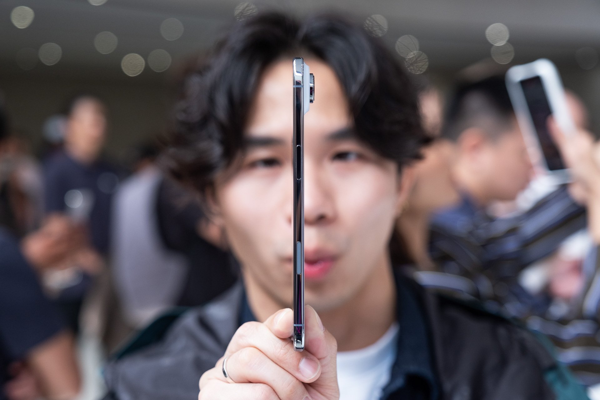 Trên tay iPhone Air siêu mỏng và iPhone 17 Pro Max màu Cam Vũ trụ, có xấu thật không?- Ảnh 2.