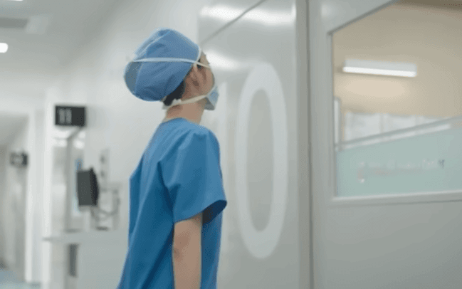 Trần đời chưa thấy bác sĩ nội trú nào đẹp vô cùng tận thế này: Nhan sắc kinh thiên động địa, hoàn mỹ không một điểm trừ