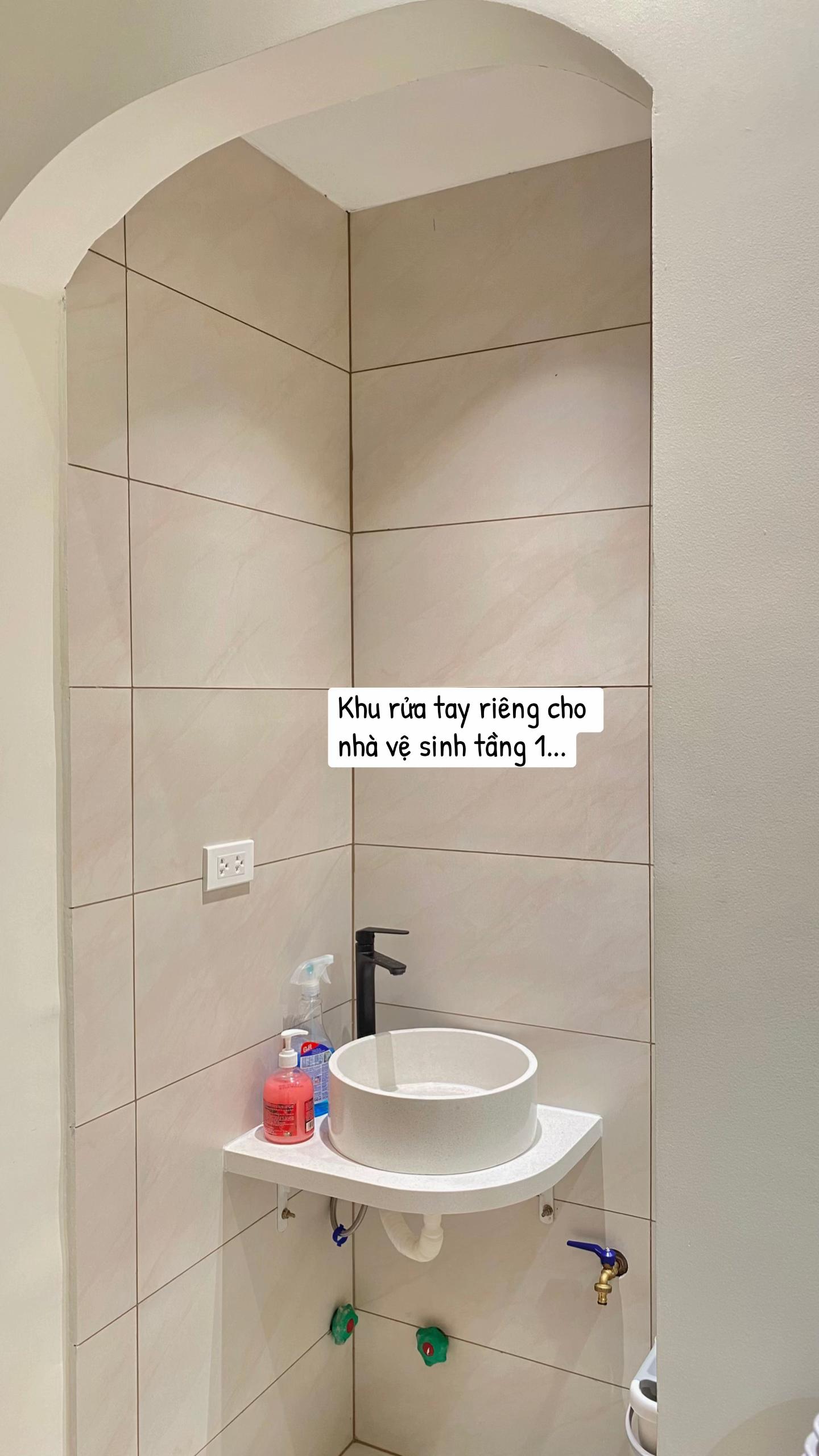 Trần đời chưa từng thấy: Bàn thờ đặt sát bếp cạnh toilet, chủ nhà bị dân mạng hỏi dồn 