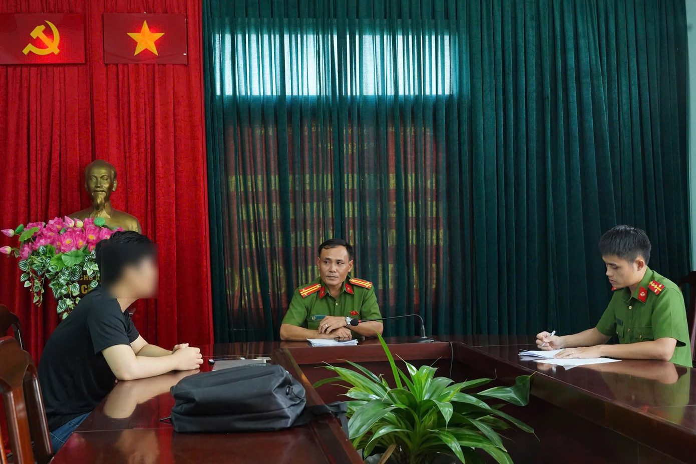 Sinh viên bị ' bắt cóc online', chuyển hàng trăm triệu đồng cho nhóm lừa đảo- Ảnh 1.