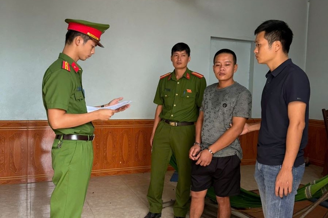 Lời khai của người bố liên tục hành hạ 2 con ruột rồi quay video gửi cho vợ- Ảnh 1.