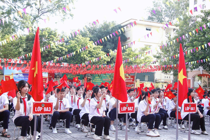 Thu tiền học sinh sai quy định, giáo viên bị xử phạt thế nào?- Ảnh 1. Thu tiền học sinh sai quy định, giáo viên bị xử phạt thế nào?- Ảnh 1.