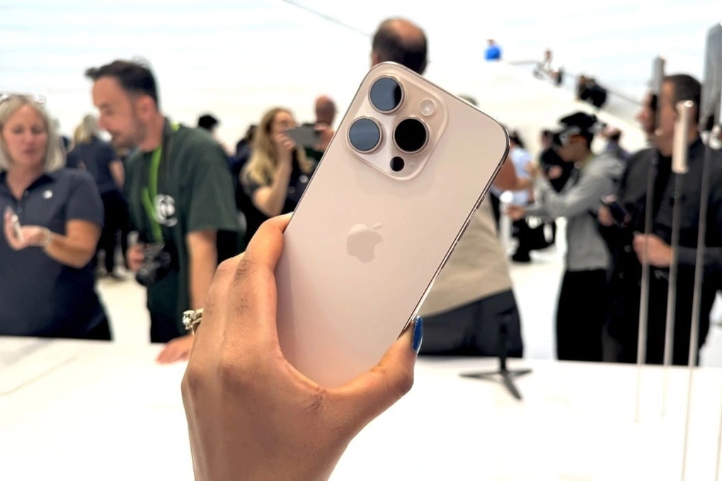 Ai chê thì chê nhưng phải thừa nhận, có một điều chỉ Apple làm được: Mỗi lần iPhone ra mắt là một cơn sốt màu sắc, cả thế giới "phát cuồng"- Ảnh 4.