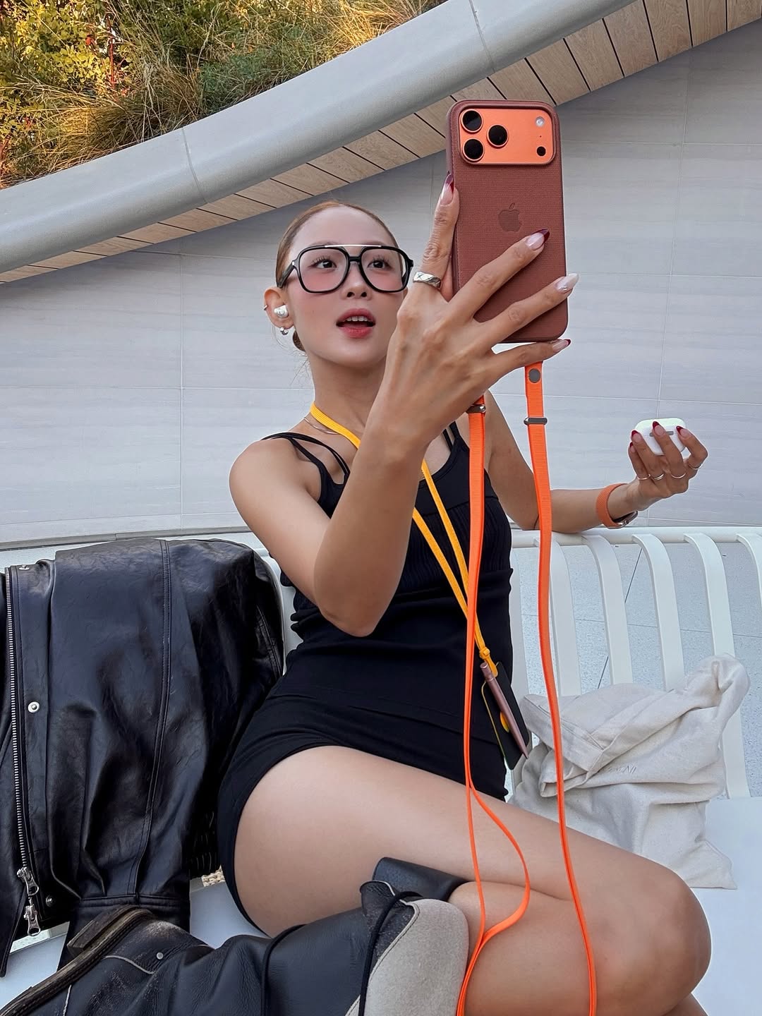 Hot girl Hàn từng sang Việt Nam trên tay sớm cả 4 mẫu iPhone mới, màu nào cũng thành pose ảnh quá salay- Ảnh 2.