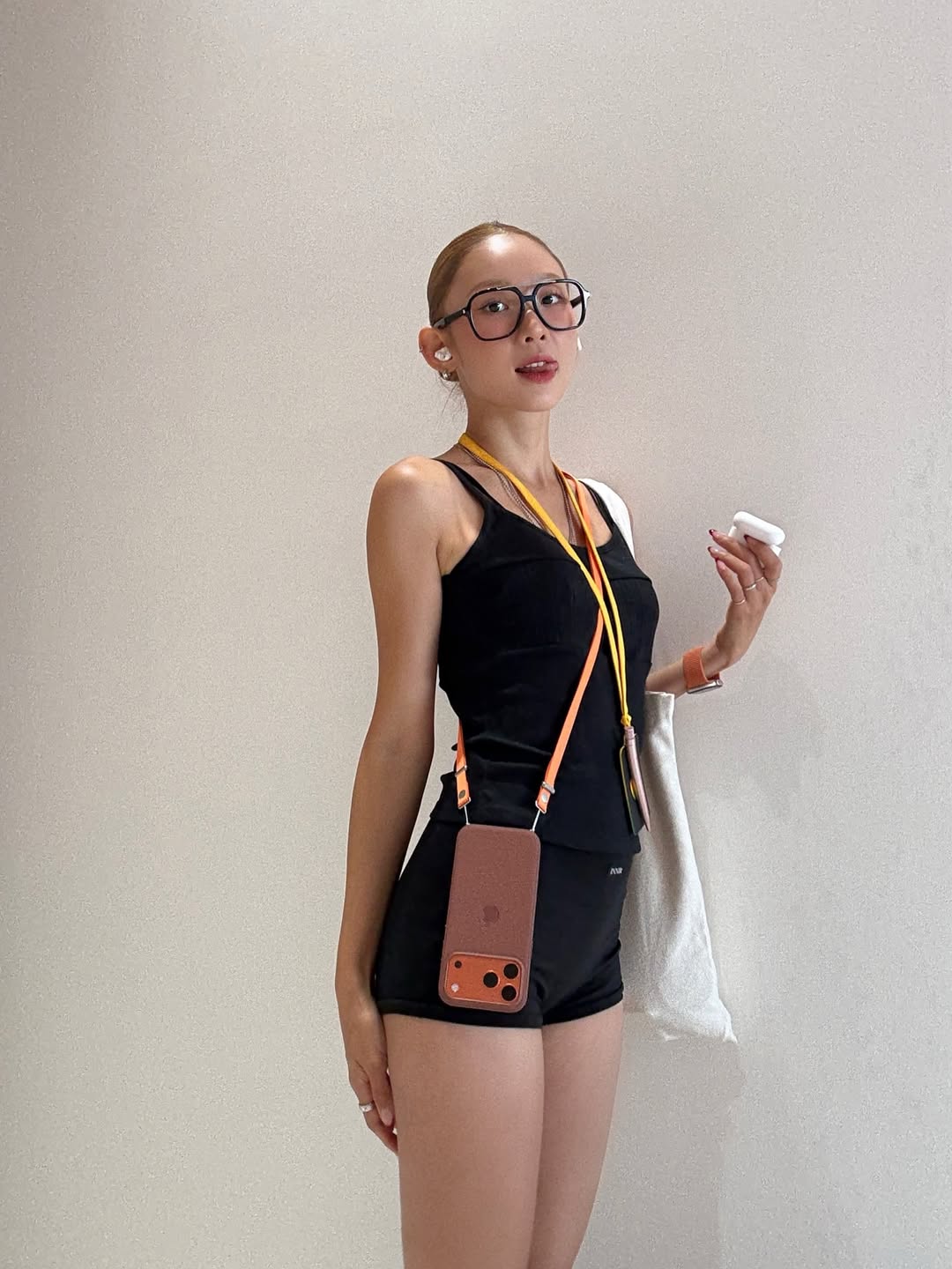 Hot girl Hàn từng sang Việt Nam trên tay sớm cả 4 mẫu iPhone mới, màu nào cũng thành pose ảnh quá salay- Ảnh 10.