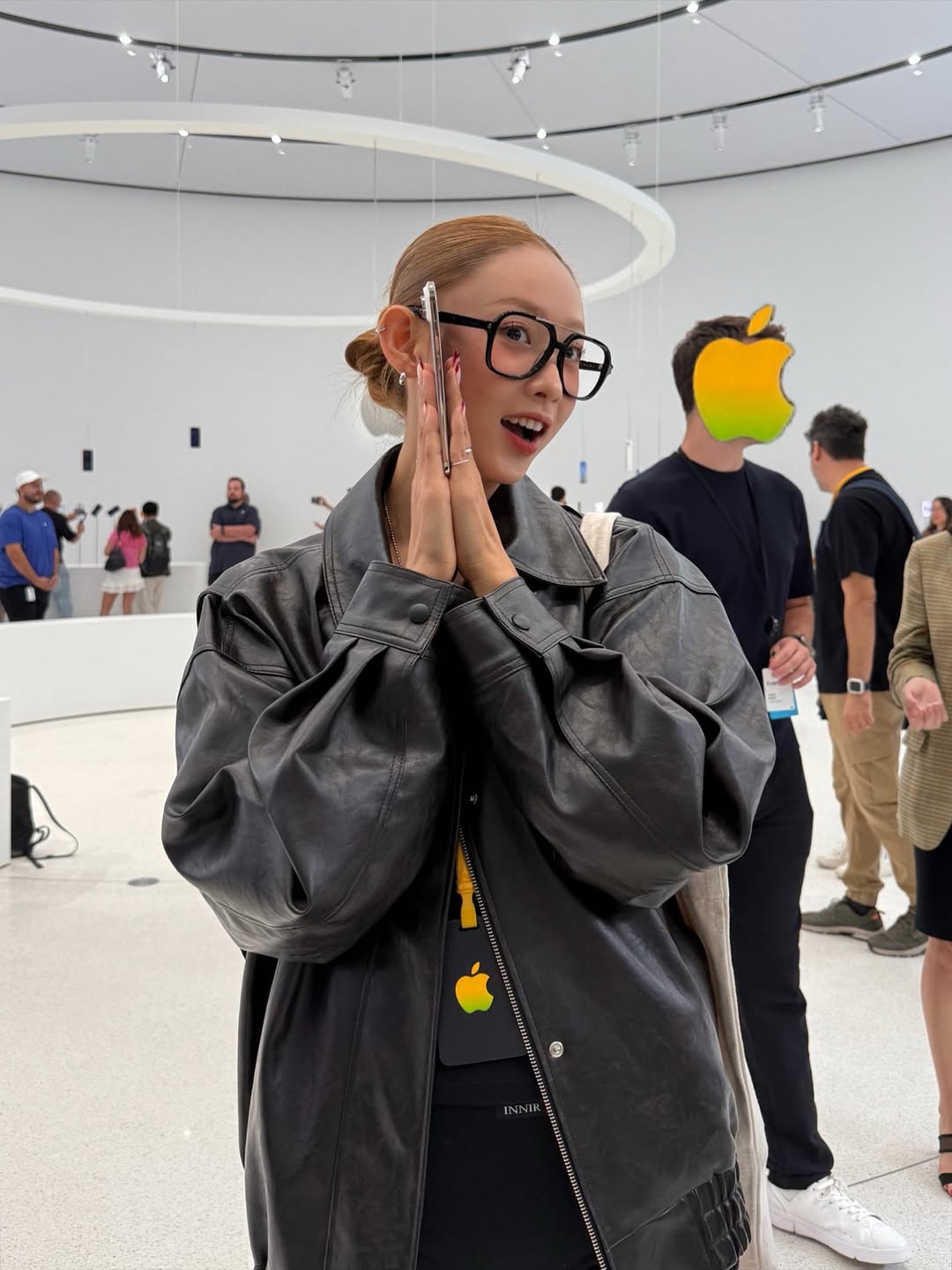 Hot girl Hàn từng sang Việt Nam trên tay sớm cả 4 mẫu iPhone mới, màu nào cũng thành pose ảnh quá salay- Ảnh 3.