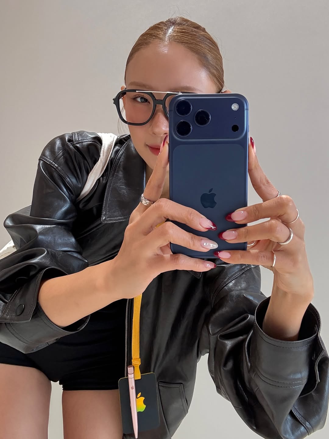Hot girl Hàn từng sang Việt Nam trên tay sớm cả 4 mẫu iPhone mới, màu nào cũng thành pose ảnh quá salay- Ảnh 6.
