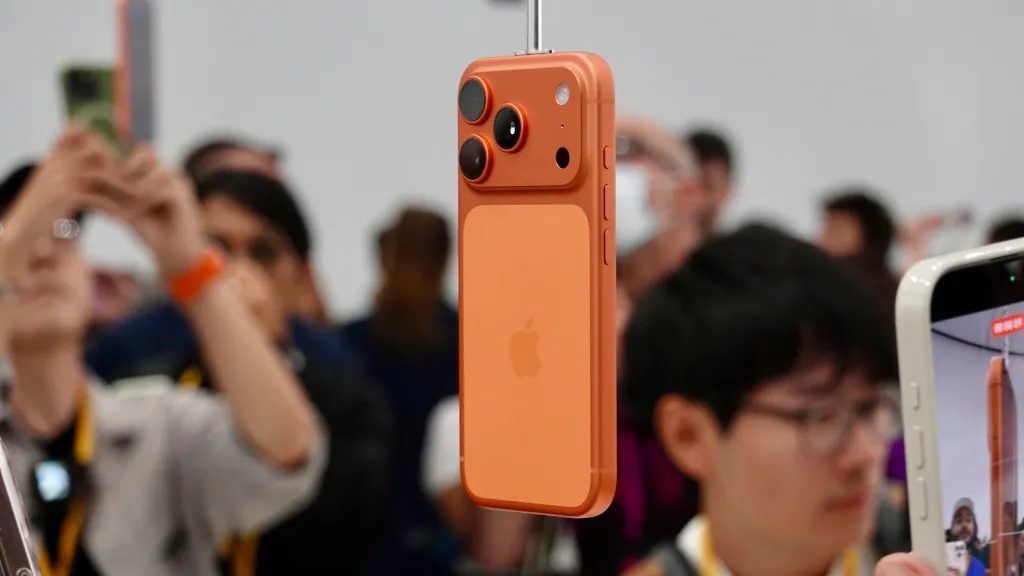 Trên tay iPhone Air siêu mỏng và iPhone 17 Pro Max màu Cam Vũ trụ, có xấu thật không?- Ảnh 7.