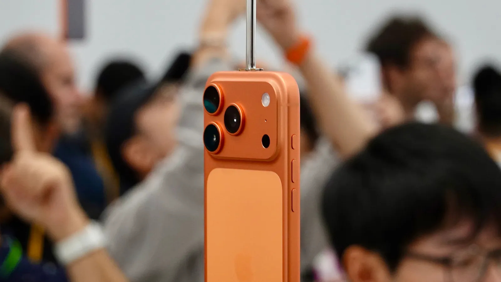 Trên tay iPhone Air siêu mỏng và iPhone 17 Pro Max màu Cam Vũ trụ, có xấu thật không?- Ảnh 6.