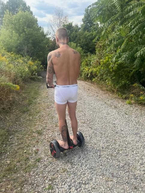 Justin Bieber làm sao nữa vậy: Ra đường mặc mỗi đồ lót, đến giày dép cũng chẳng xỏ!- Ảnh 4.