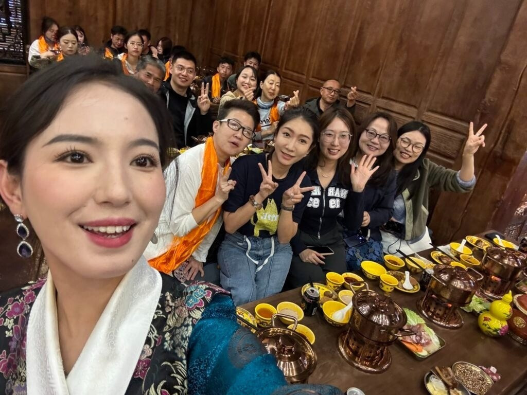 Người phụ nữ Tây Tạng nổi tiếng nhờ giống Song Hye Kyo- Ảnh 2.