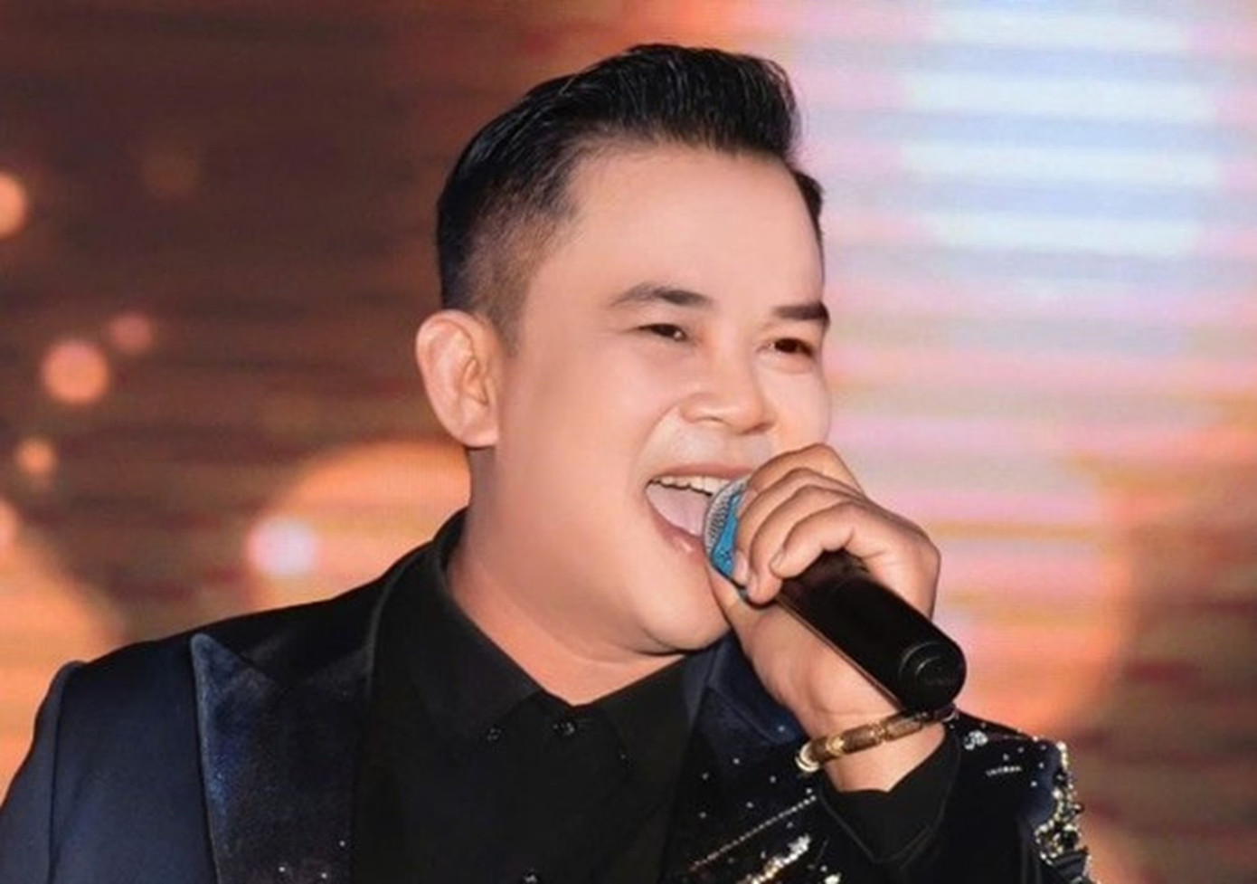 Lừa 7 tỷ tiền "chạy án" của bà chủ chuỗi nhà thuốc, ca sĩ Quốc Kháng vung tay tiêu xài và trả nợ- Ảnh 3.