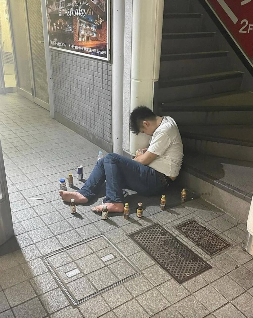 Cảnh tượng vòng tròn kỳ lạ bằng chai nước bao quanh những người say rượu ở Nhật: Không ngờ lý do phía sau cực nhân văn- Ảnh 1.