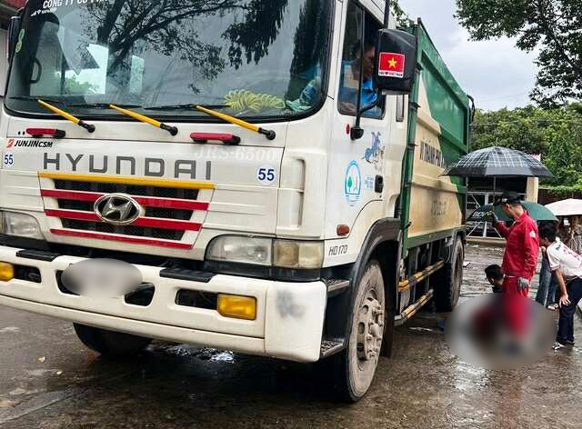 Vụ bé trai bị xe rác tông tử vong ở trường: Nhà trường lên tiếng việc không có camera tại khu vực tai nạn- Ảnh 1.