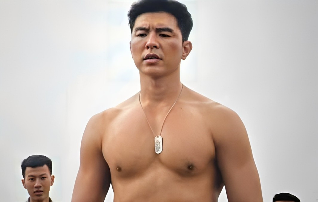 Dàn trai đẹp cơ bắp giúp 