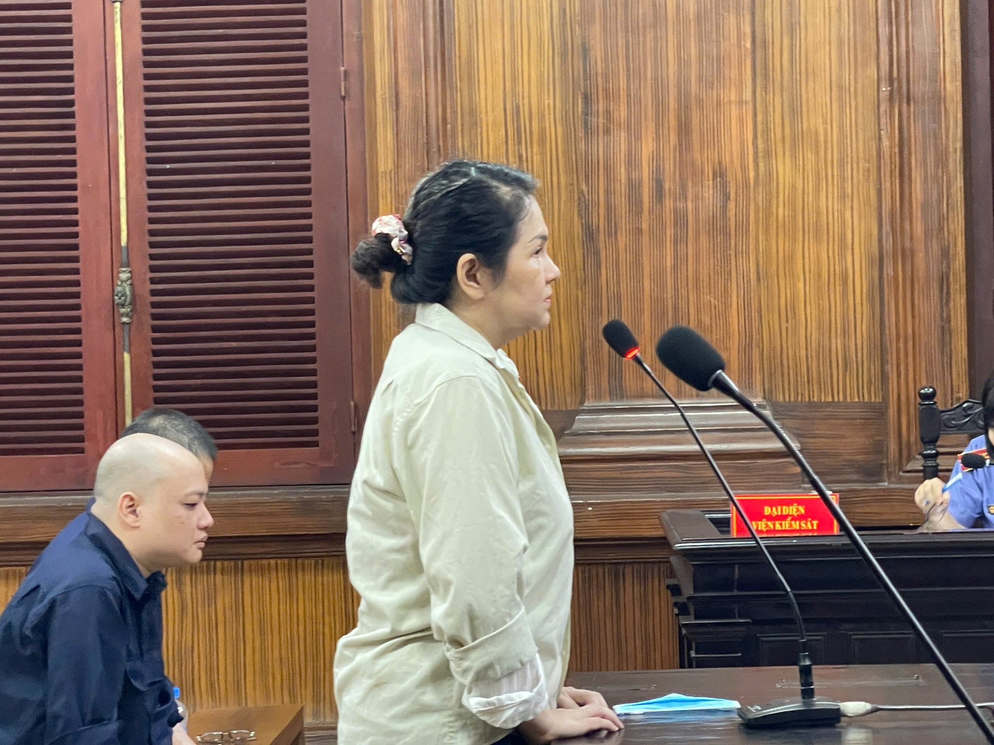 Bà chủ nhà thuốc Mỹ Châu ra toà phải có người dìu- Ảnh 1.