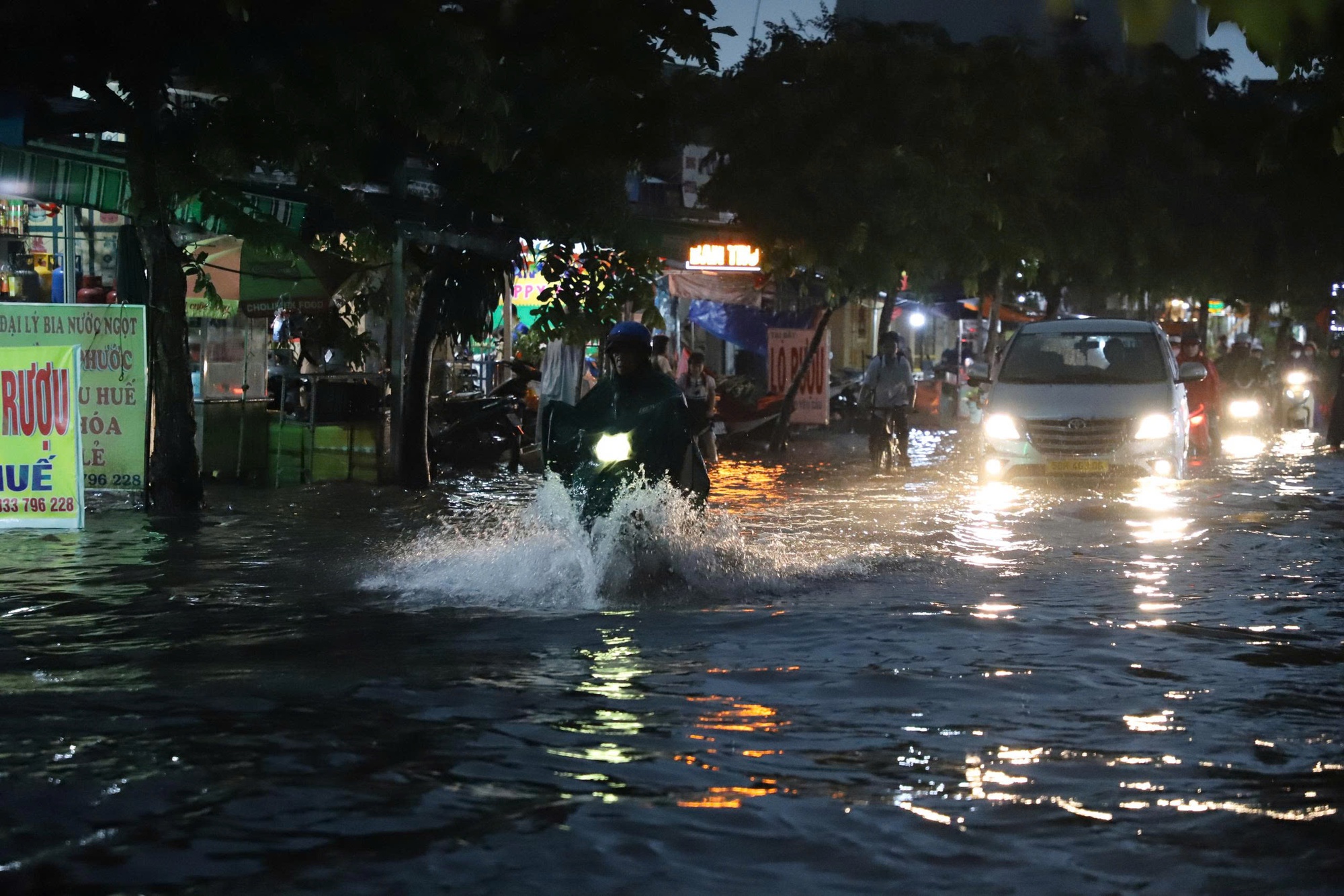 TP HCM: Mưa lớn diện rộng, nhiều nơi ngập nặng- Ảnh 7.