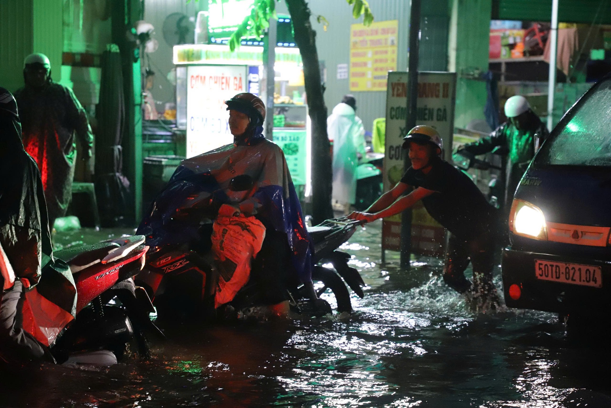 TP HCM: Mưa lớn diện rộng, nhiều nơi ngập nặng- Ảnh 8.
