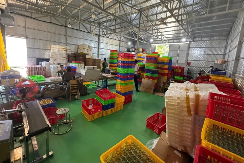 Cận cảnh quy mô gây choáng của "tổng kho" sản xuất nước yến giả tại Đà Nẵng- Ảnh 7.