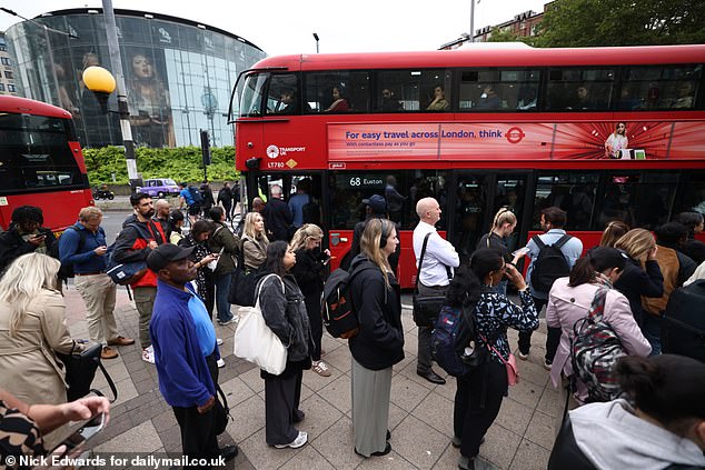 Cảnh tượng không tưởng trên đường phố London- Ảnh 4.