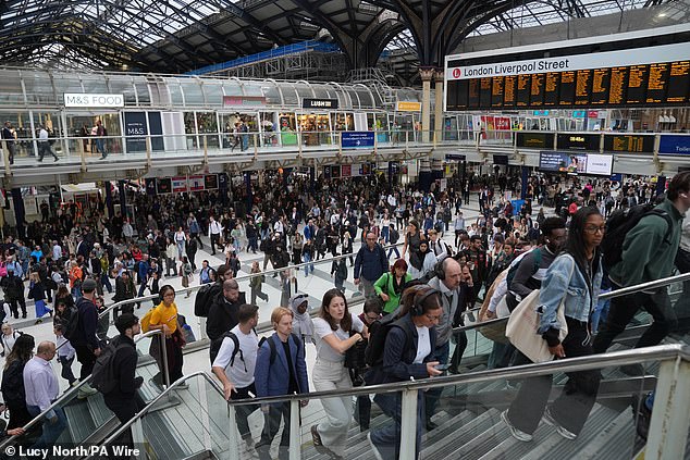 Cảnh tượng không tưởng trên đường phố London- Ảnh 2.
