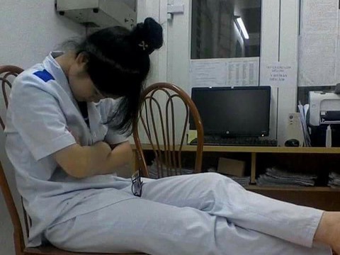 "Rốt cuộc tiền đồ to lớn đến cỡ nào mà đáng để họ bỏ lỡ cả bốn mùa?"- Ảnh 2.