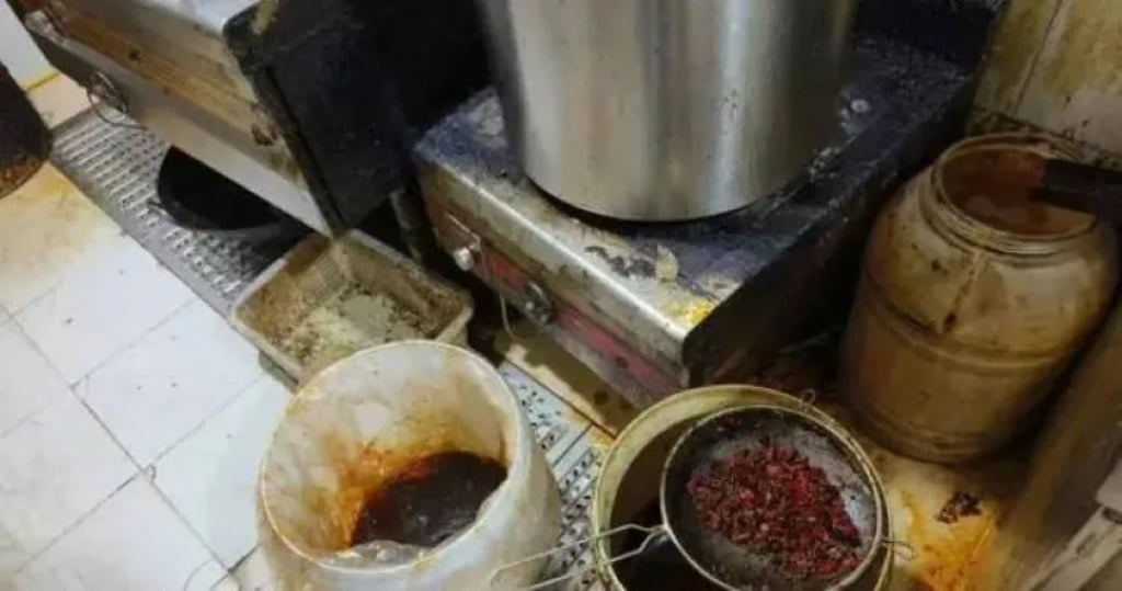 Nhân viên quán lẩu múc dầu ăn thải từ thùng rác: Quản lý lên tiếng, dân mạng vẫn chưa hết nghi ngờ- Ảnh 3.