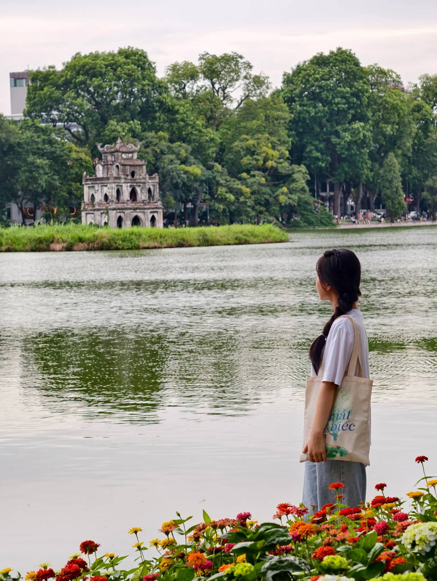 Địa điểm quen thuộc giữa Hà Nội bỗng "biến hình" đẹp như phim, các nàng thơ thi nhau chụp ảnh "cháy máy"- Ảnh 4.