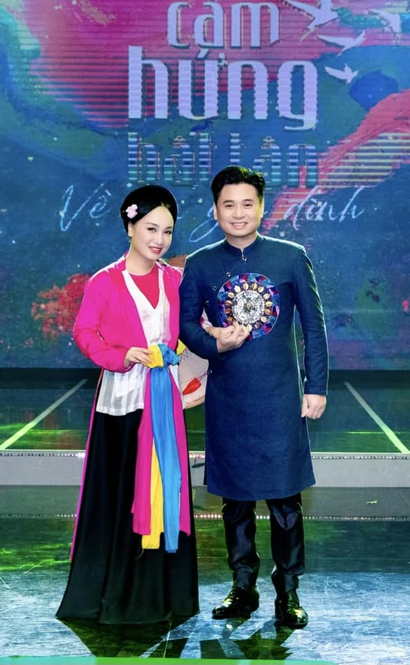 Hôn nhân hạnh phúc của Giám đốc Nhà hát Chèo Hà Nội và chồng tài tử mỗi ngày nhận 80 lá thư tình- Ảnh 1.