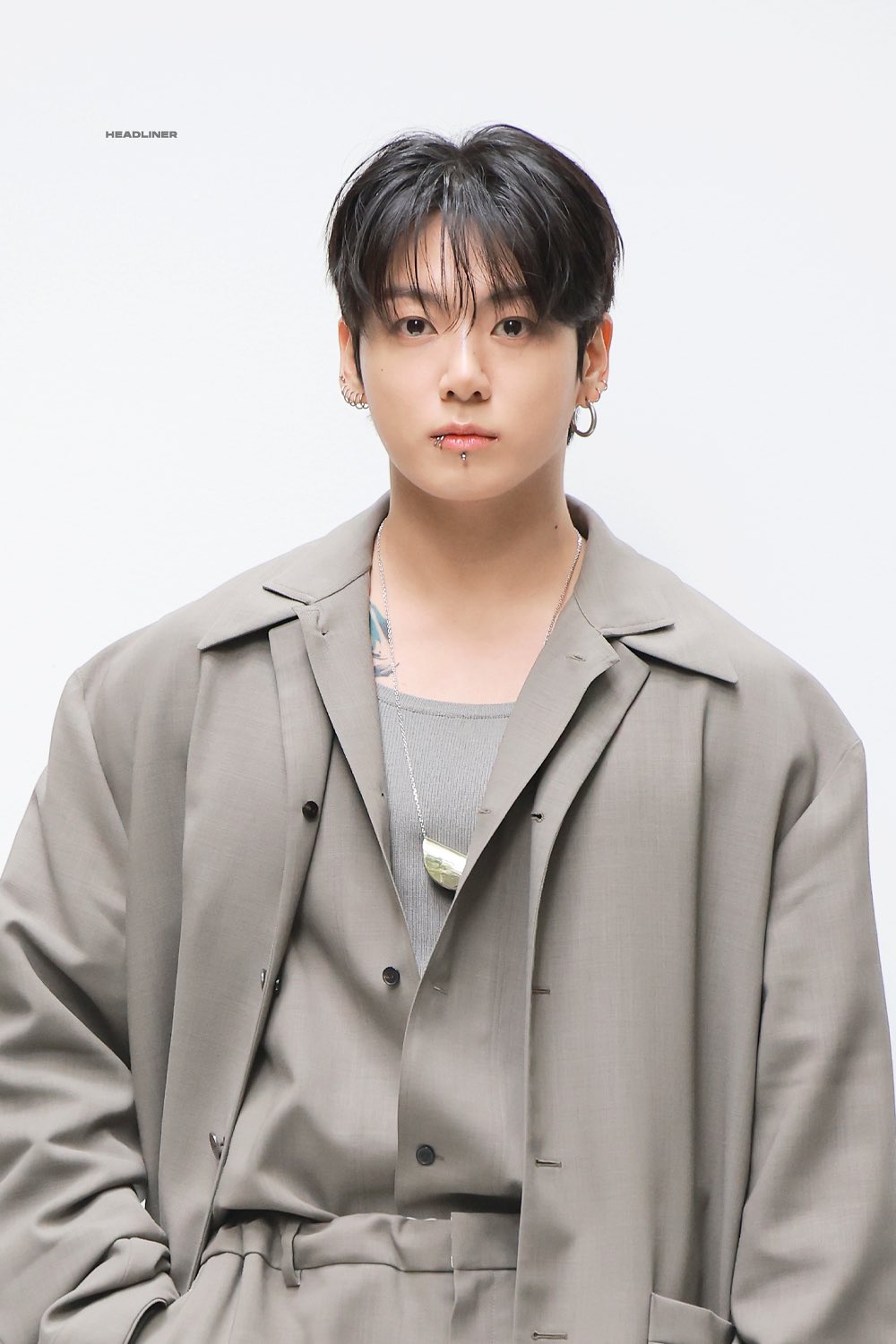 Jungkook lần đầu dự Fashion Week bảnh quá, đi giày cao gót mà vẫn nam tính cỡ này!- Ảnh 7.