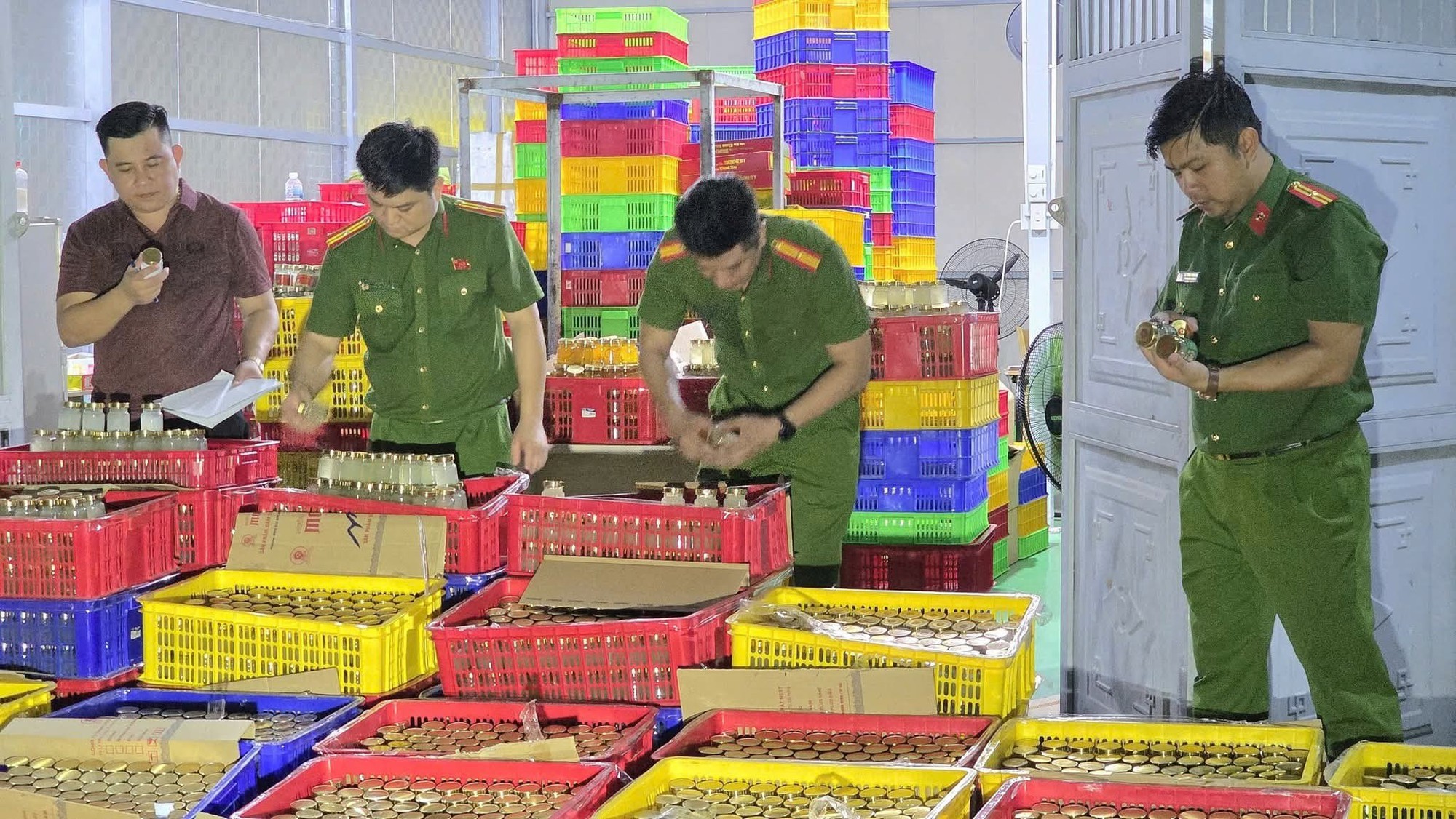 Cận cảnh quy mô gây choáng của "tổng kho" sản xuất nước yến giả tại Đà Nẵng- Ảnh 3.
