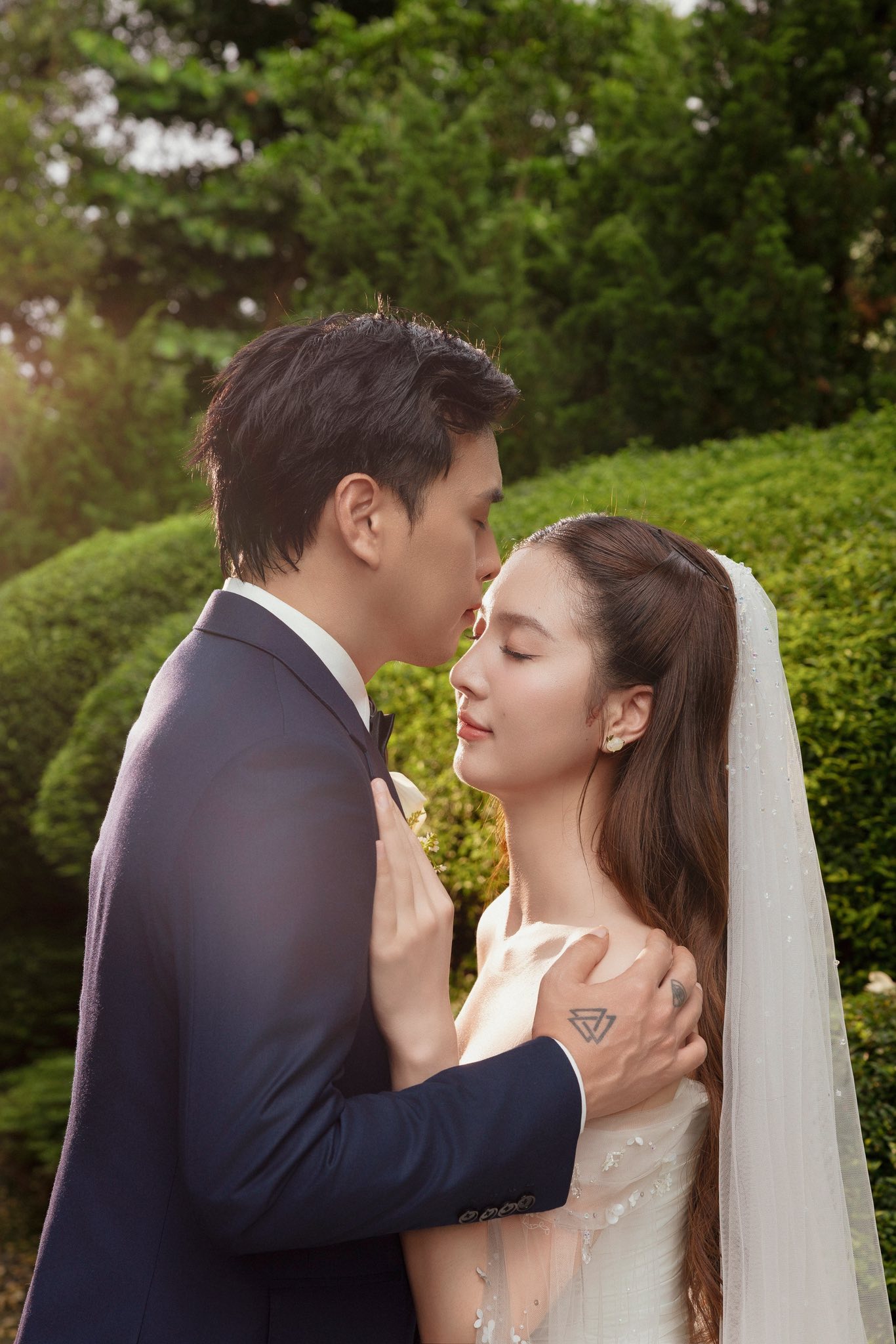Ảnh cưới của nam ca sĩ Vbiz và vợ kém 17 tuổi: Visual cô dâu 