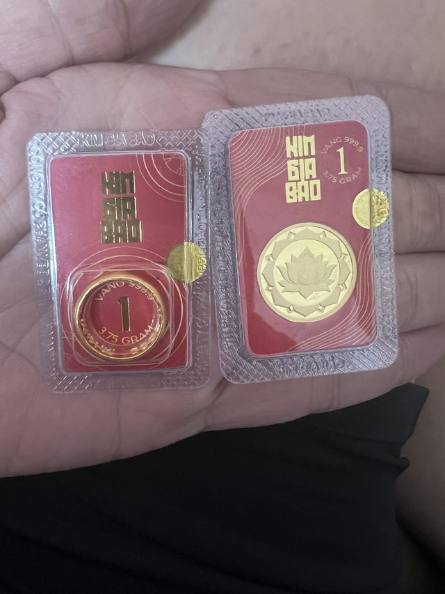 Bức ảnh chụp 2 chỉ vàng gây tranh cãi dữ dội- Ảnh 2.