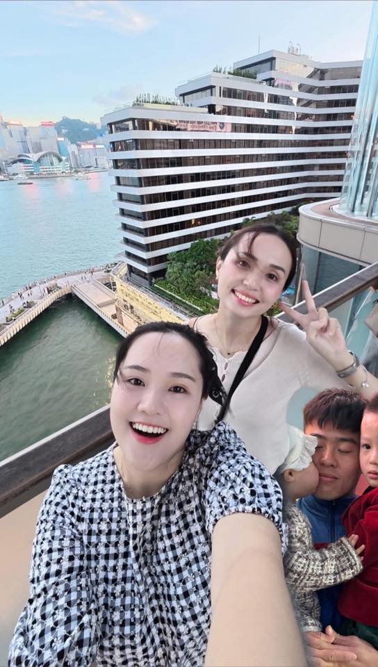 Vợ Duy Mạnh và chị gái gây sốt với nhan sắc xinh đẹp và cách 