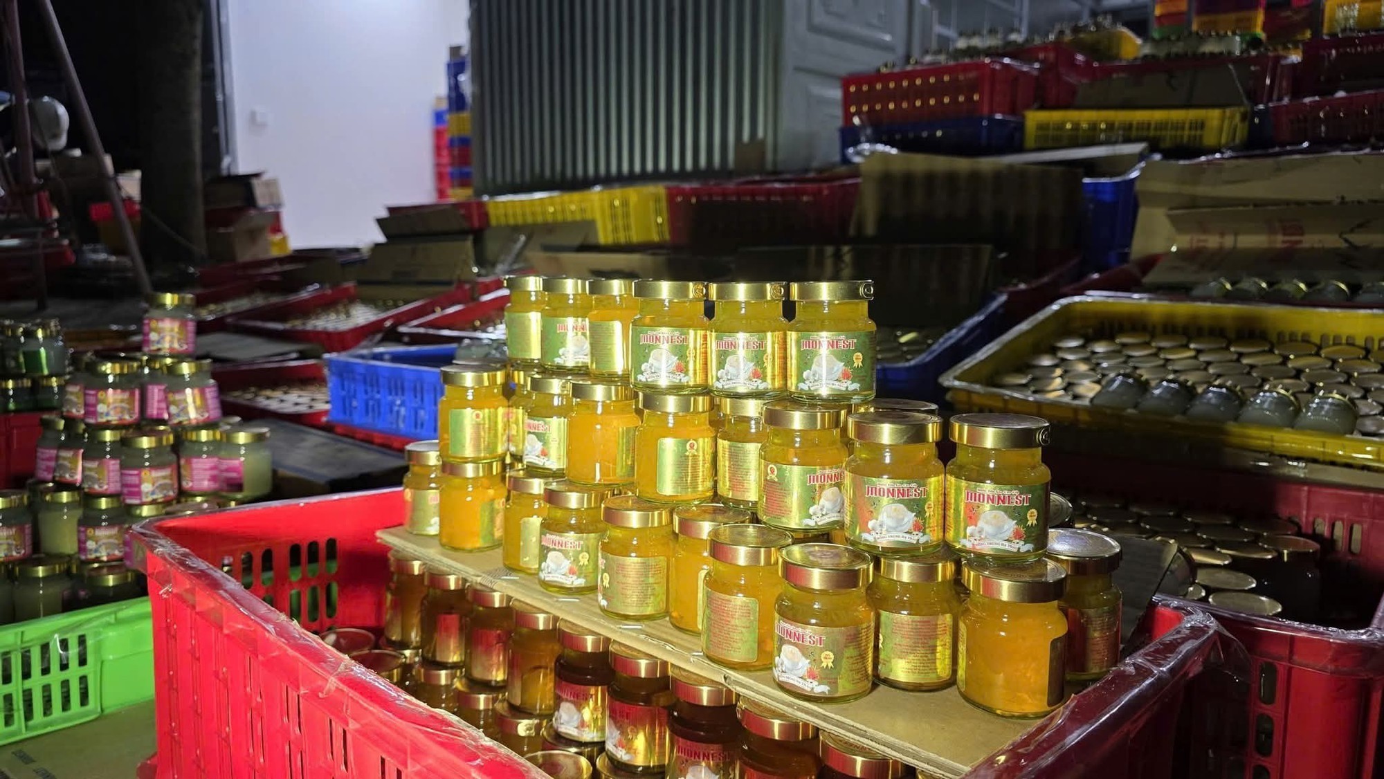 Cận cảnh quy mô gây choáng của "tổng kho" sản xuất nước yến giả tại Đà Nẵng- Ảnh 4.