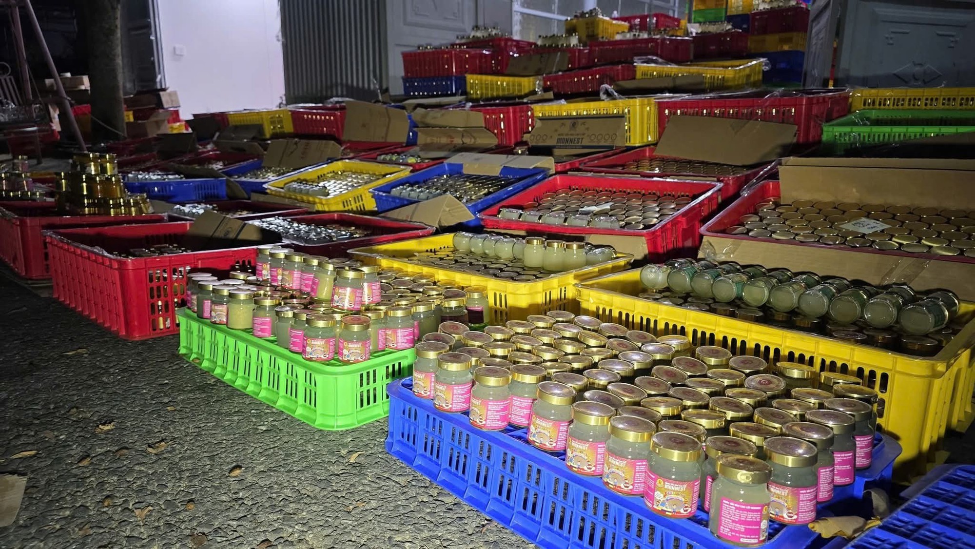 Cận cảnh quy mô gây choáng của "tổng kho" sản xuất nước yến giả tại Đà Nẵng- Ảnh 5.