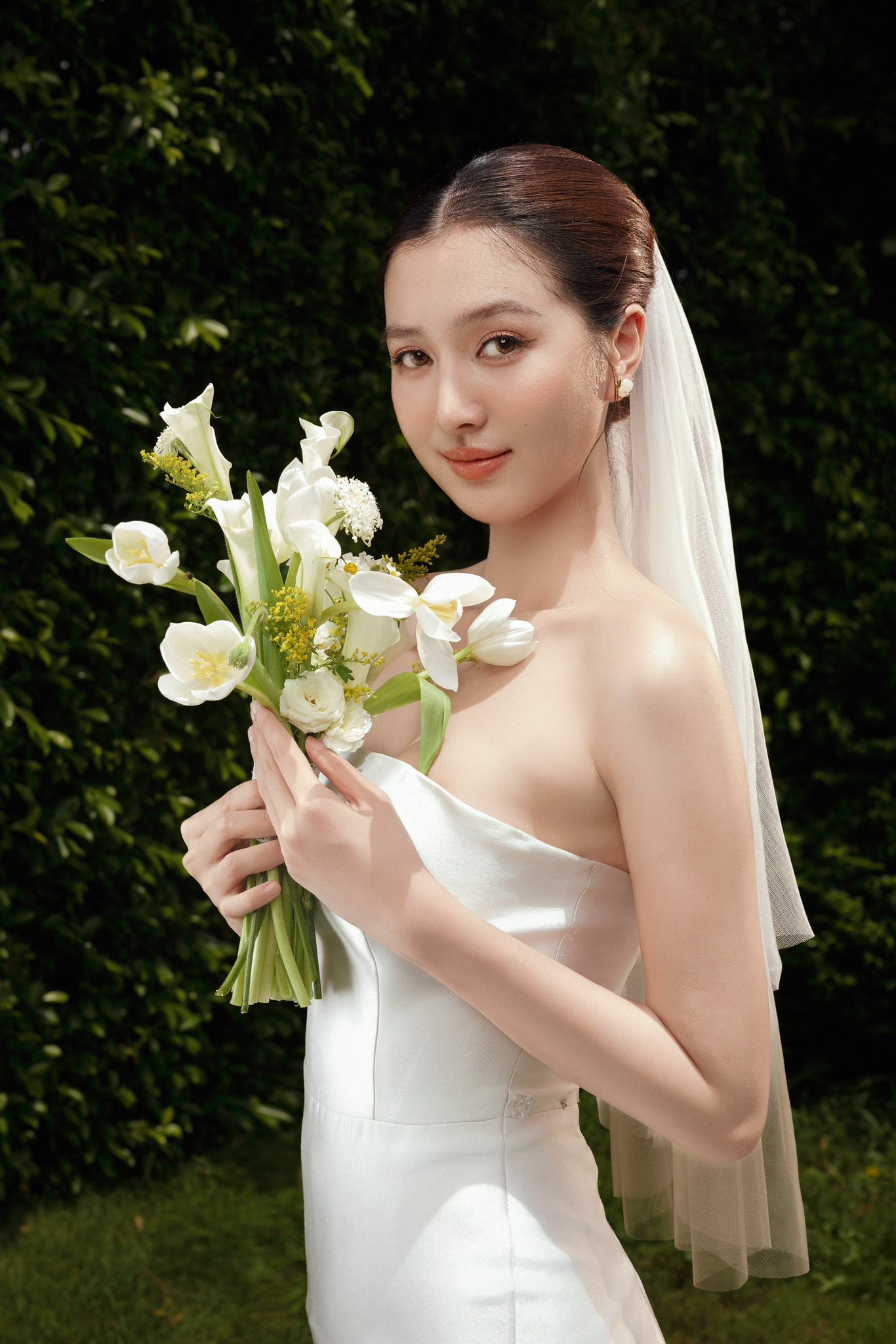 Ảnh cưới của nam ca sĩ Vbiz và vợ kém 17 tuổi: Visual cô dâu 