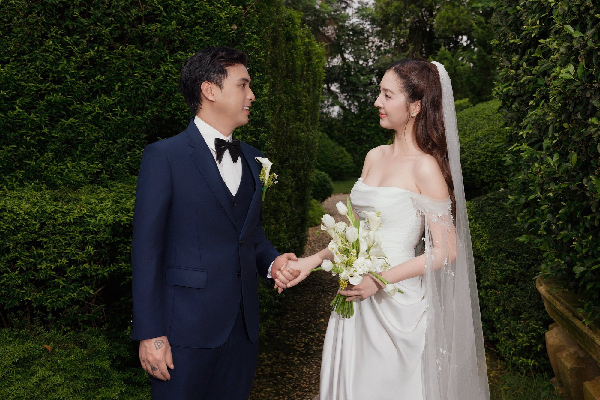 Ảnh cưới của nam ca sĩ Vbiz và vợ kém 17 tuổi: Visual cô dâu 