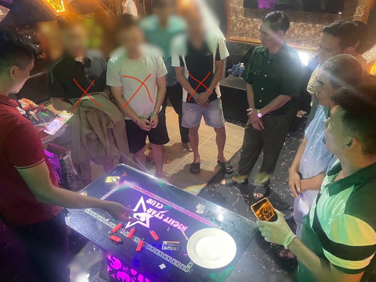 Công an phát hiện điều gì trong phòng 202 quán karaoke Night Star?- Ảnh 1.