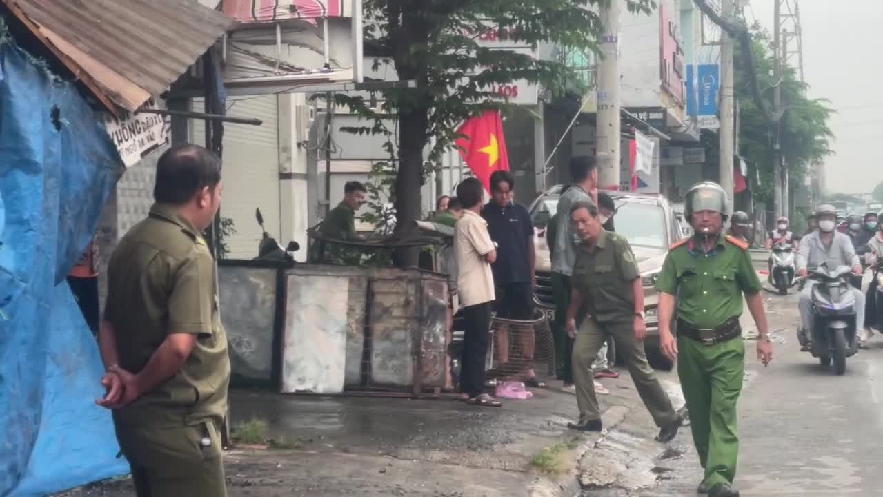 Hàng xóm day dứt vì 3 lần xông vào nhà đang cháy nhưng không cứu được cụ ông ở TPHCM- Ảnh 2.