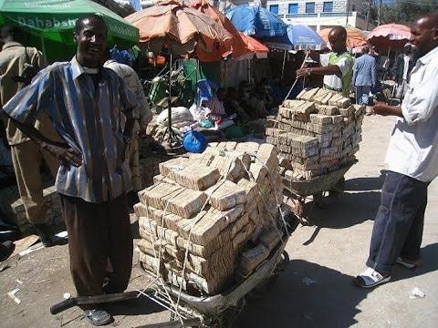 Đồng tiền mất giá, người dân Zimbabwe lâm vào cảnh ‘tiền nhiều để làm gì’- Ảnh 1.