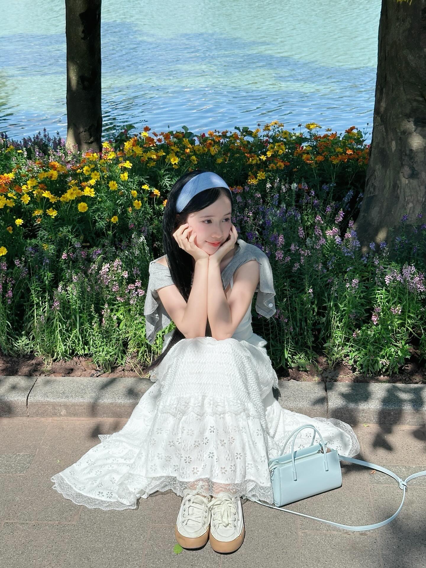 Địa điểm quen thuộc giữa Hà Nội bỗng "biến hình" đẹp như phim, các nàng thơ thi nhau chụp ảnh "cháy máy"- Ảnh 1.