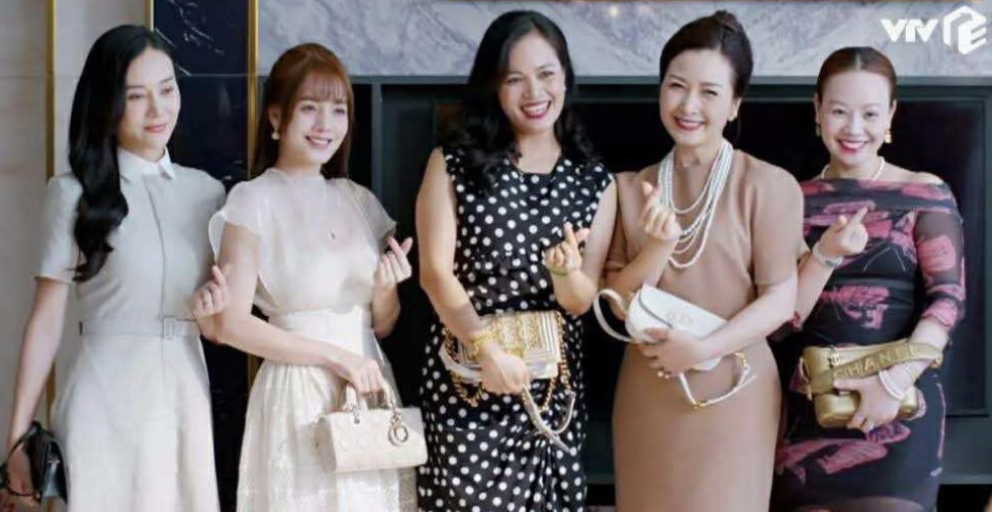 Hội phú bà của Phương Oanh bị chê kém sang, so với bản gốc một trời một vực- Ảnh 2.