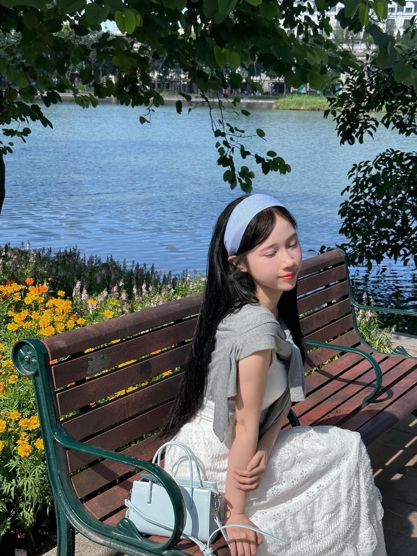 Địa điểm quen thuộc giữa Hà Nội bỗng "biến hình" đẹp như phim, các nàng thơ thi nhau chụp ảnh "cháy máy"- Ảnh 5.