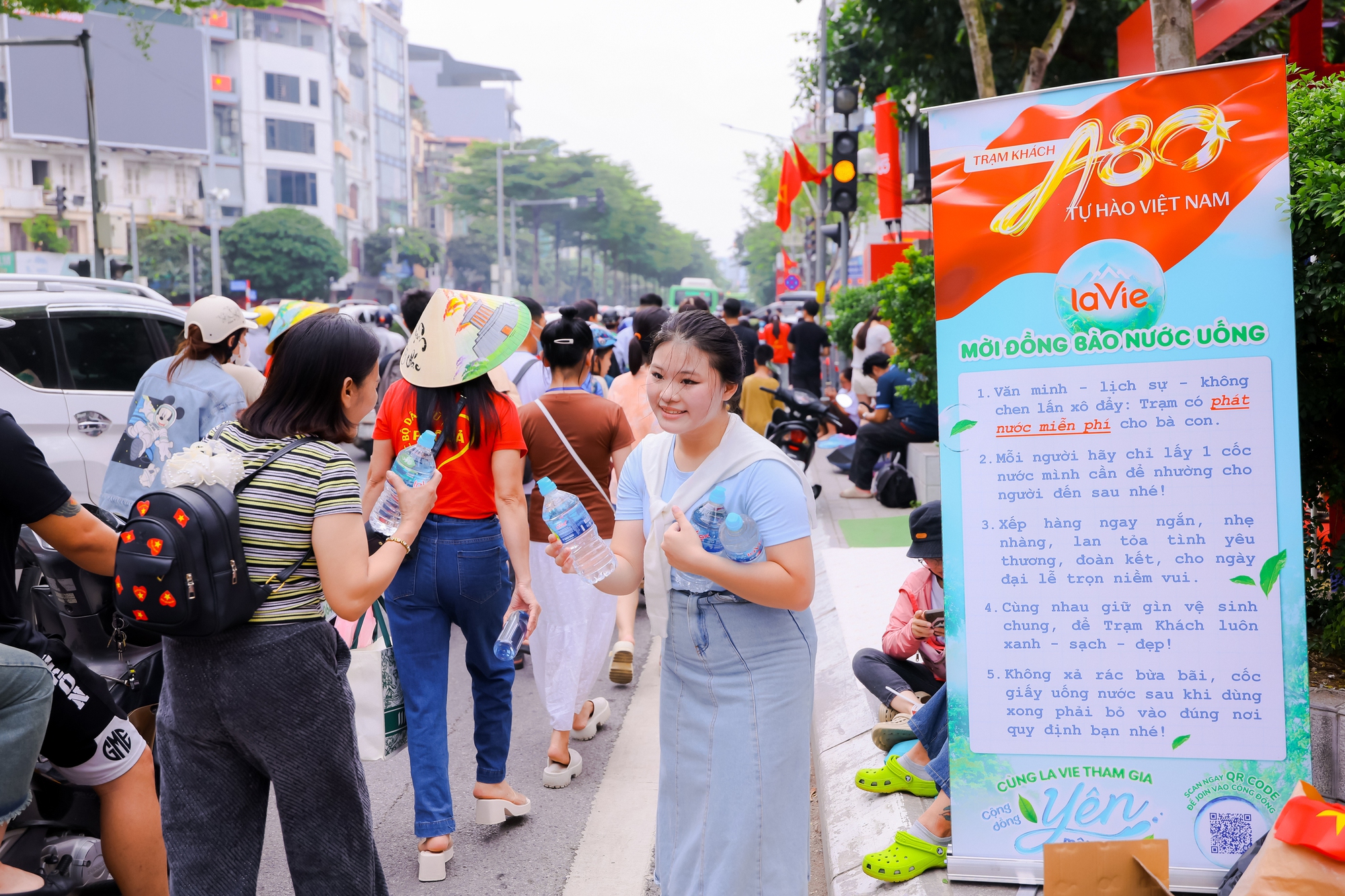 Đi xem diễu binh, diễu hành A80, Gen Z thích thú check-in với chiếc “chai nước yêu nước” của La Vie- Ảnh 4.