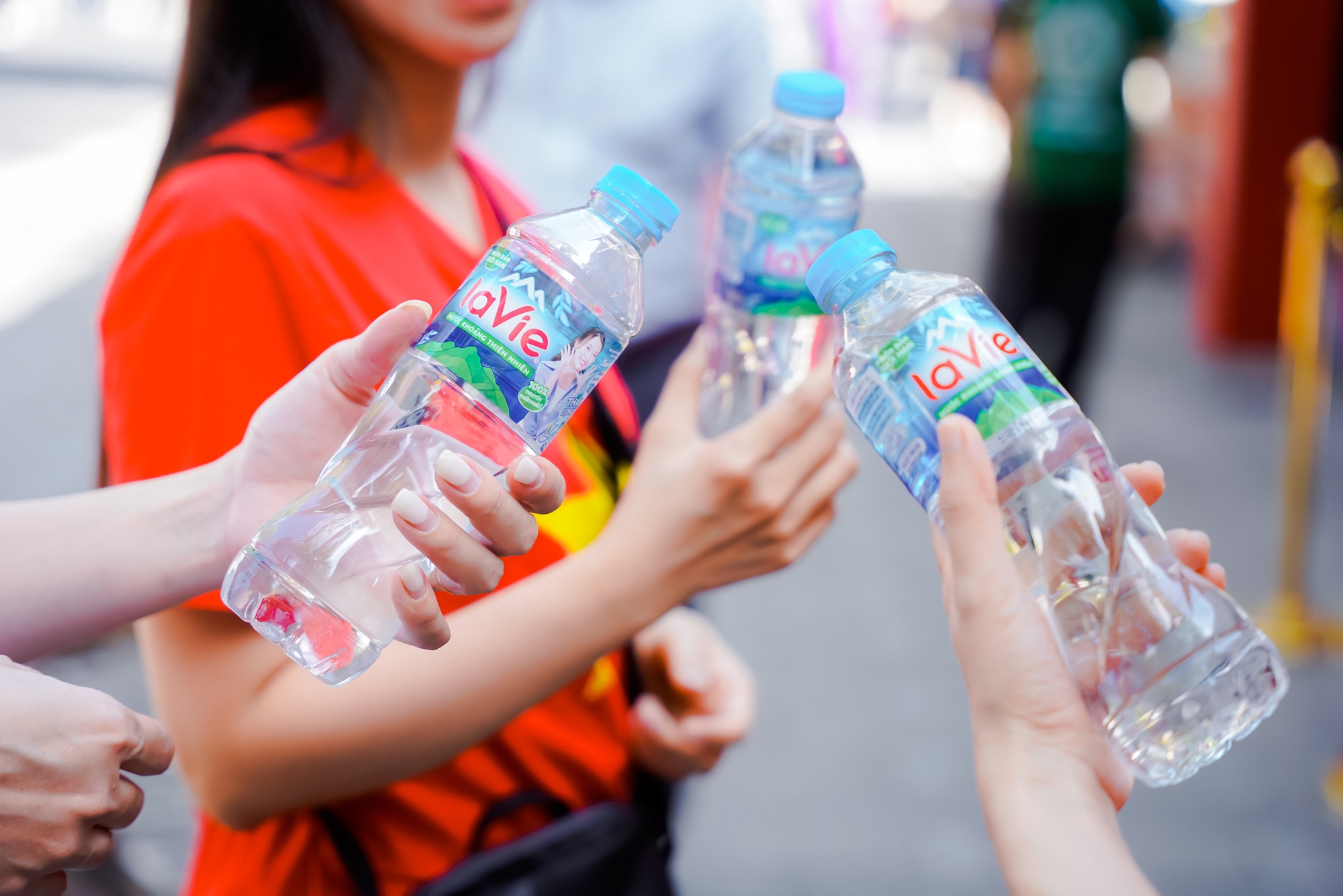 Đi xem diễu binh, diễu hành A80, Gen Z thích thú check-in với chiếc “chai nước yêu nước” của La Vie- Ảnh 2.
