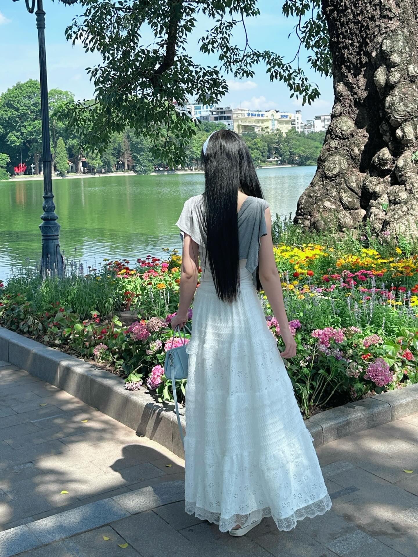 Địa điểm quen thuộc giữa Hà Nội bỗng "biến hình" đẹp như phim, các nàng thơ thi nhau chụp ảnh "cháy máy"- Ảnh 6.