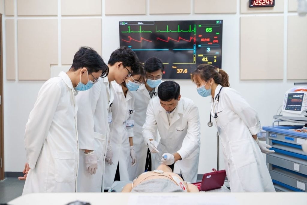 Chỉ có 13 trường trên cả nước đào tạo bác sĩ nội trú: Bạn biết hết chưa?- Ảnh 1.