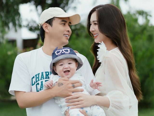 Ảnh cưới của nam ca sĩ Vbiz và vợ kém 17 tuổi: Visual cô dâu 